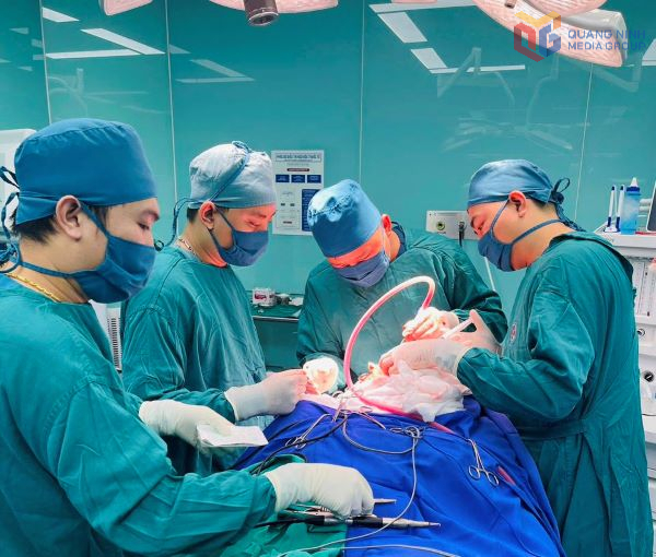 Mổ cấp cứu cho bệnh nhân chấn thương sọ não tại Bệnh viện Đa khoa khu vực Tiên Yên.