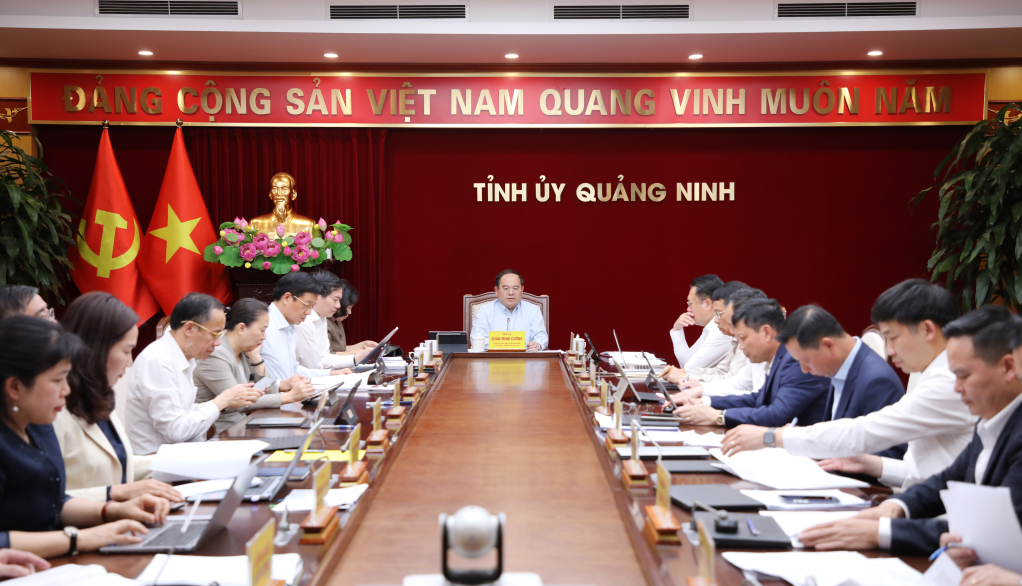 Đồng chí Quản Minh Cường, Ủy viên Trung ương Đảng, Bí thư Tỉnh ủy, Trưởng Đoàn ĐBQH tỉnh, chủ trì và kết luận hội nghị.