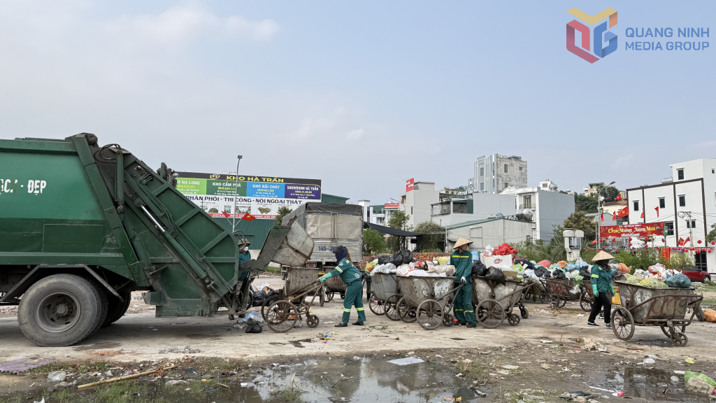 Công nhân Công ty CP Đầu tư và Phát triển Môi trường đô thị Quảng Ninh thu gom rác thải đô thị.