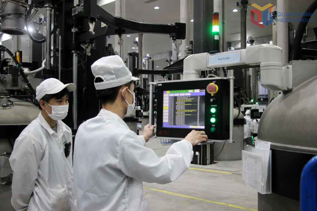 Công nhân vận hành dây chuyền sản xuất tại Nhà máy Jinko Solar, KCN Sông Khoai. Ảnh: Mạnh Trường