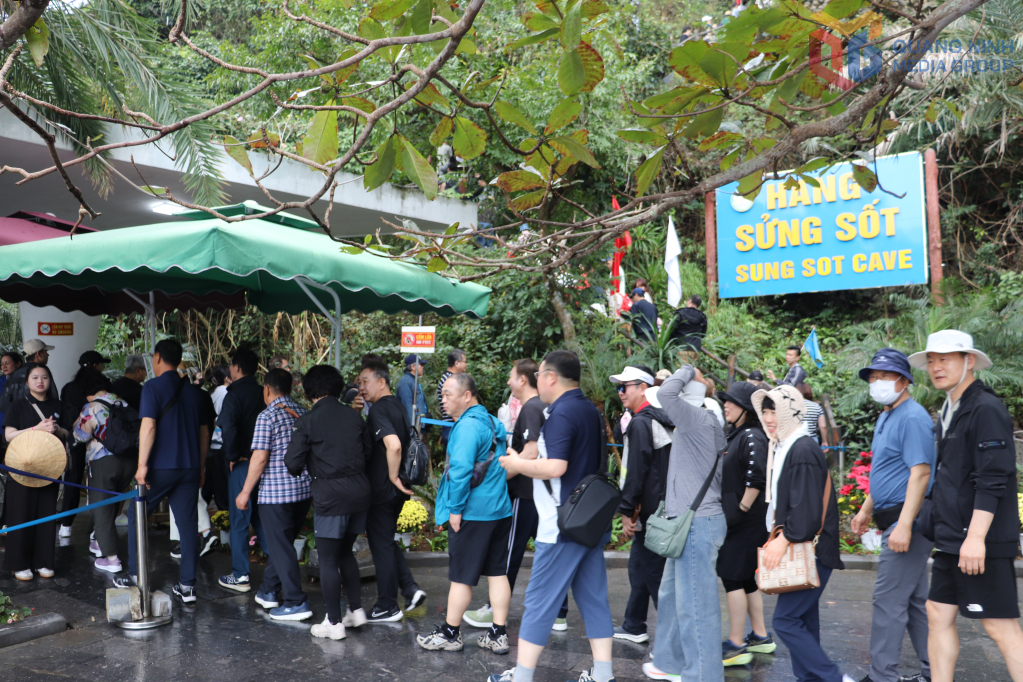 Du khách tấp nập đến tham quan Vịnh Hạ Long.