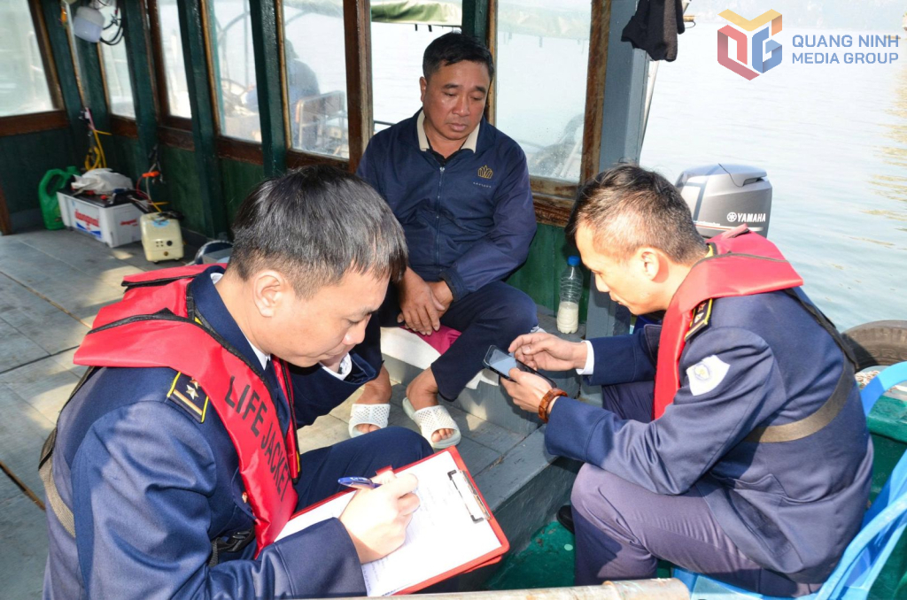 Ban Quản lý di sản thế giới vịnh Hạ Long – Yên Tử tổ chức rà soát, thống kê, yêu cầu ký cam kết với các đối tượng thường xuyên sử dụng phương tiện đeo bám tàu du lịch bán hàng rong tại khu vực Hoa Cương, trên vịnh Hạ Long.