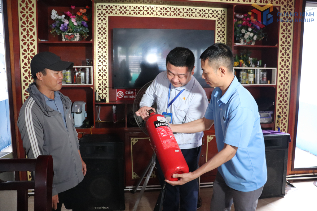 Cán bộ Ban Quản lý Di sản thế giới Vịnh Hạ Long-Yên Tử kiểm tra các điều kiện phòng chống cháy nổ trên tàu tham quan.