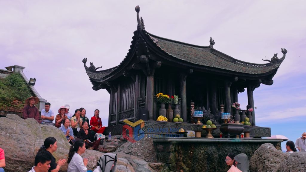 Trong &aacute;nh mặt trời h&ograve;a c&ugrave;ng với sương sớm, du kh&aacute;ch toạ thiền tr&ecirc;n ch&ugrave;a Đồng mang lại những gi&acirc;y ph&uacute;t tĩnh t&acirc;m, lắng đọng, kết nối với những triết l&yacute; của Phật gi&aacute;o.