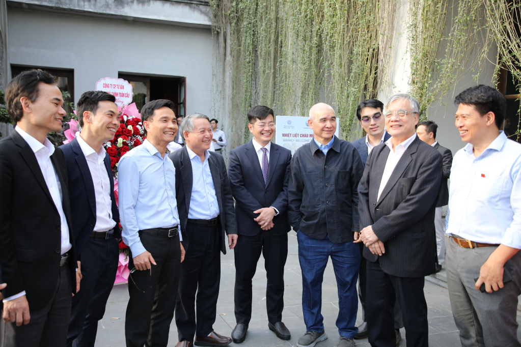 C&aacute;c đại biểu trao đổi những định hướng ph&aacute;t triển di sản Y&ecirc;n Tử tại hội nghị khoa học &ldquo;Tham vấn chuy&ecirc;n gia về định hướng ph&aacute;t triển đ&ocirc; thị di sản Y&ecirc;n Tử&rdquo;.