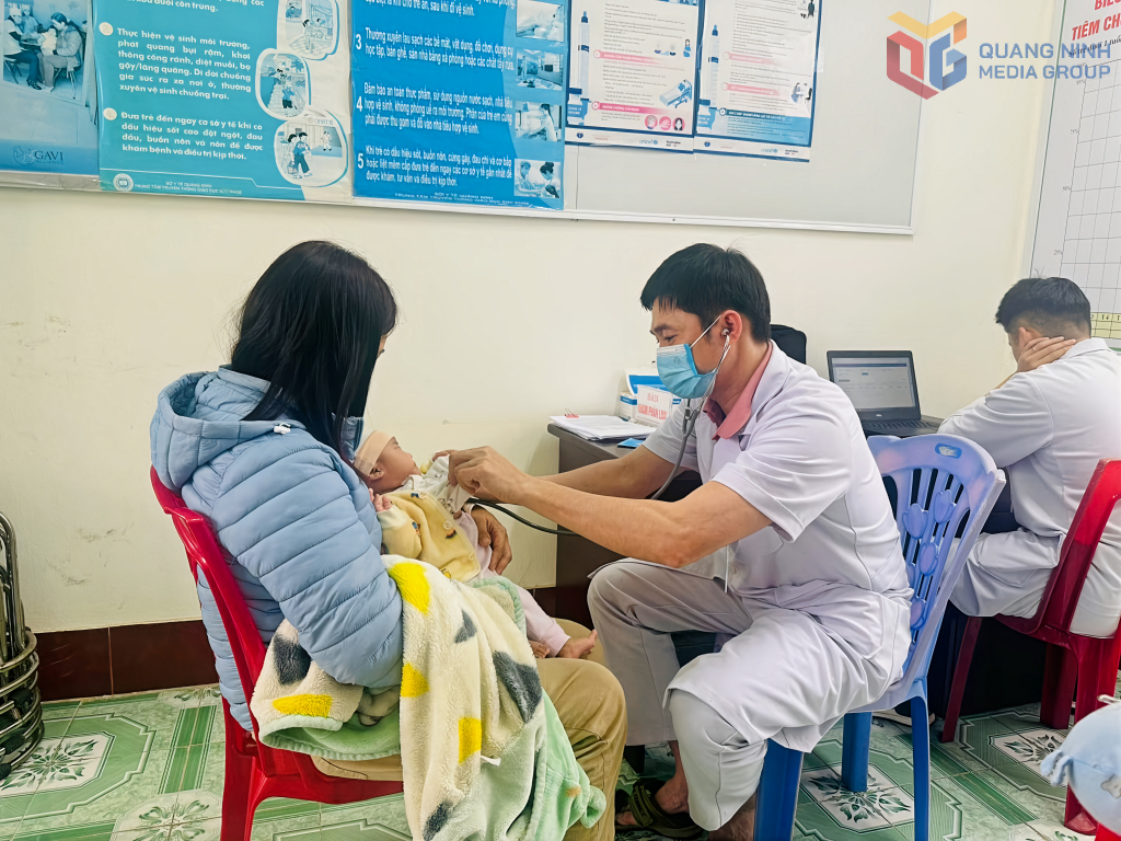 Khám trước khi tiêm chủng cho trẻ em tại Trạm Y tế phường Liên Hòa.