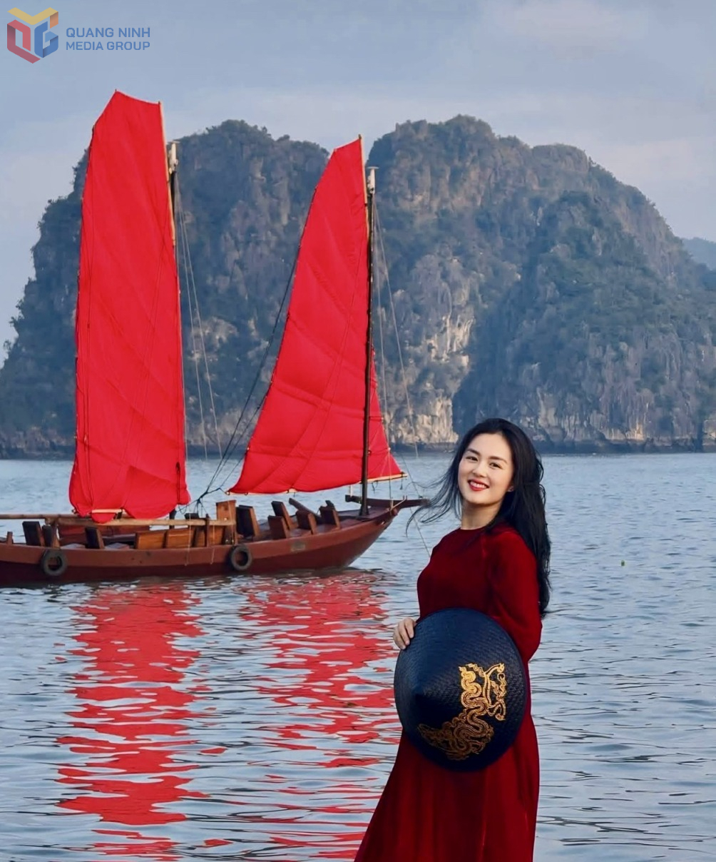 Người dân và du khách thích thú check-in với thuyền buồm trên vịnh Hạ Long. Ảnh: Hoàng Nga