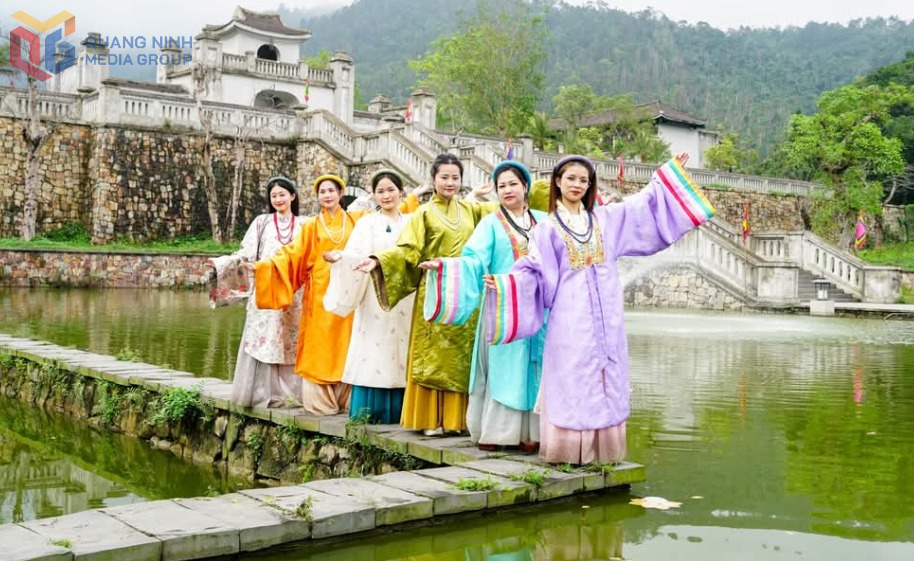 Du khách trải nghiệm mặc cổ phục Việt dạo chơi và check-in tại Yên Tử. Ảnh: CTV