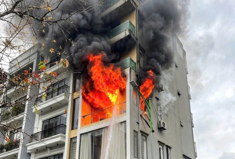 Đám cháy bùng phát từ tầng 3 của ngôi nhà.