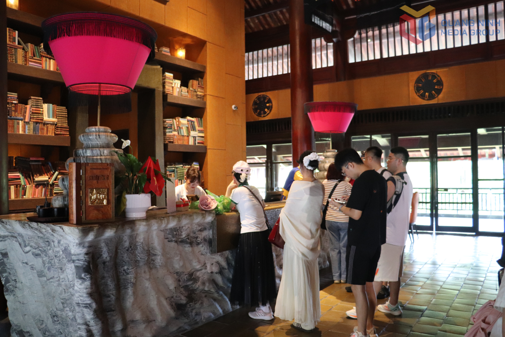 Du khách làm thủ tục nhận phòng tại Khu nghỉ dưỡng Legacy Yên Tử.