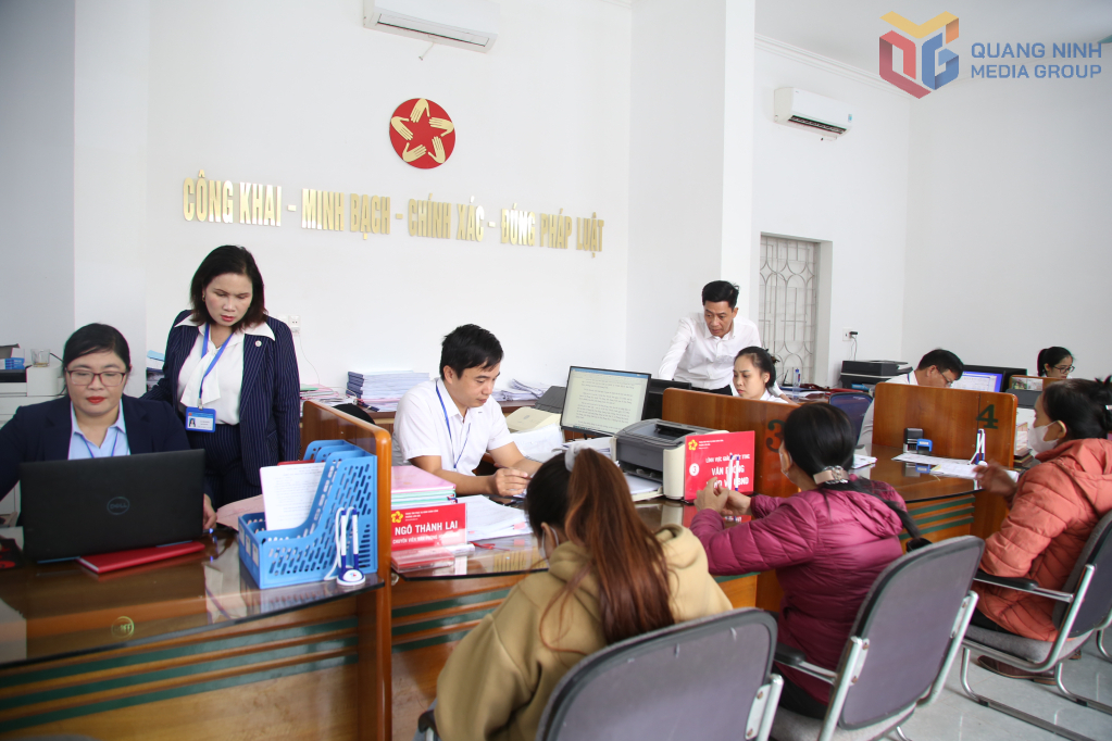 Cán bộ Trung tâm Phục vụ hành chính công phường Liên Hòa giám sát tiếp nhận và giải quyết thủ tục hành chính cho người dân. Ảnh: Phạm Tăng