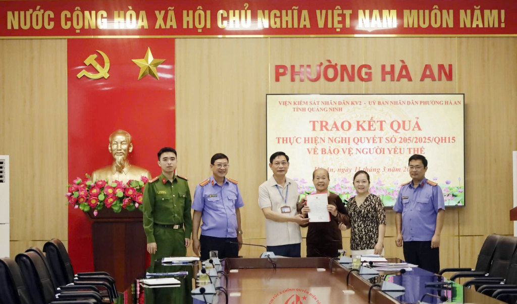 Viện KSND Khu vực 2 và UBND phường Hà An trao giấy khai sinh cho bà Phạm Thị Kế  (phường Hà An) nhằm thực hiện Nghị quyết 205/2025/QH15 về bảo vệ người yếu thế.