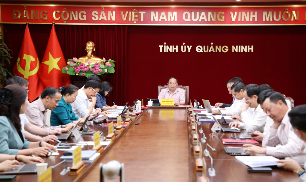 Đồng chí Quản Minh Cường, Ủy viên Trung ương Đảng, Bí thư Tỉnh ủy, Trưởng Đoàn ĐBQH tỉnh, chủ trì và kết luận hội nghị giao ban Thường trực Tỉnh uy.