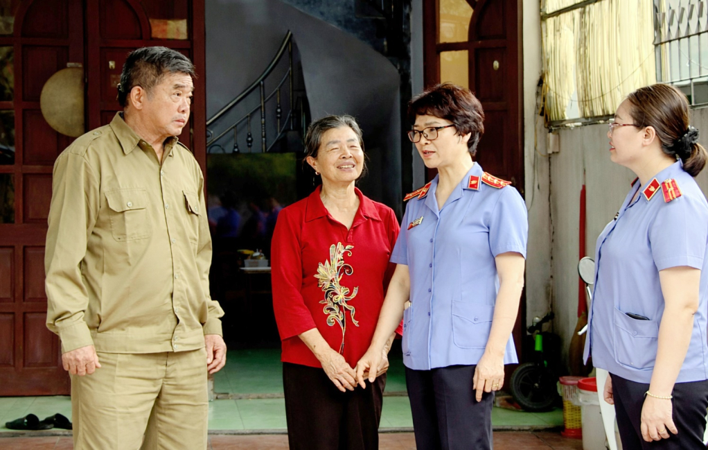 Viện KSND khu vực 3 trao đổi, nắm bắt thông tin liên quan đến vấn đề môi trường với người dân phường Quanh Hanh. Ảnh cơ sở cung cấp