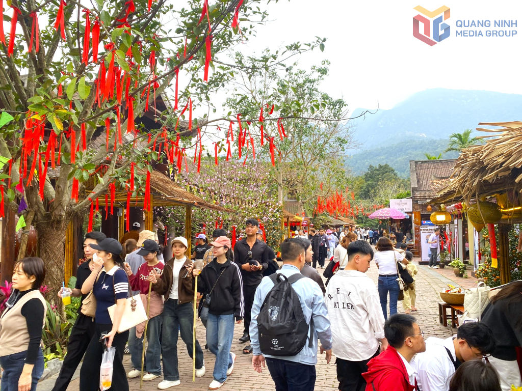 Du khách tấp nập tham quan, chiêm bái tại Khu di tích danh thắng Yên Tử. 