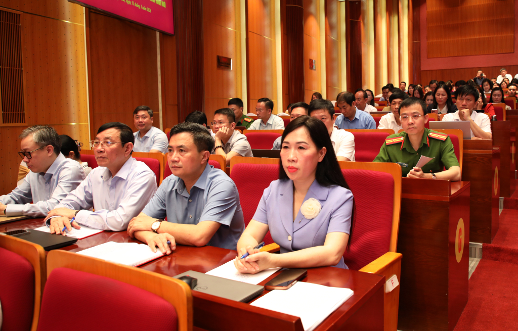 Các đại biểu lắng nghe các nội dung quán triệt tại hội nghị.