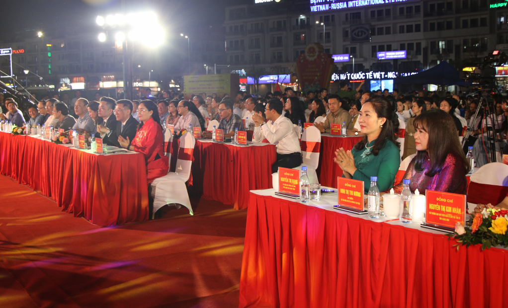 Các đại biểu và đông đảo nhân dân, du khách tham dự chương trình khai mạc Liên hoan.