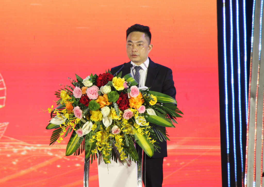 Đồng chí phát biểu khai mạc Liên hoan.