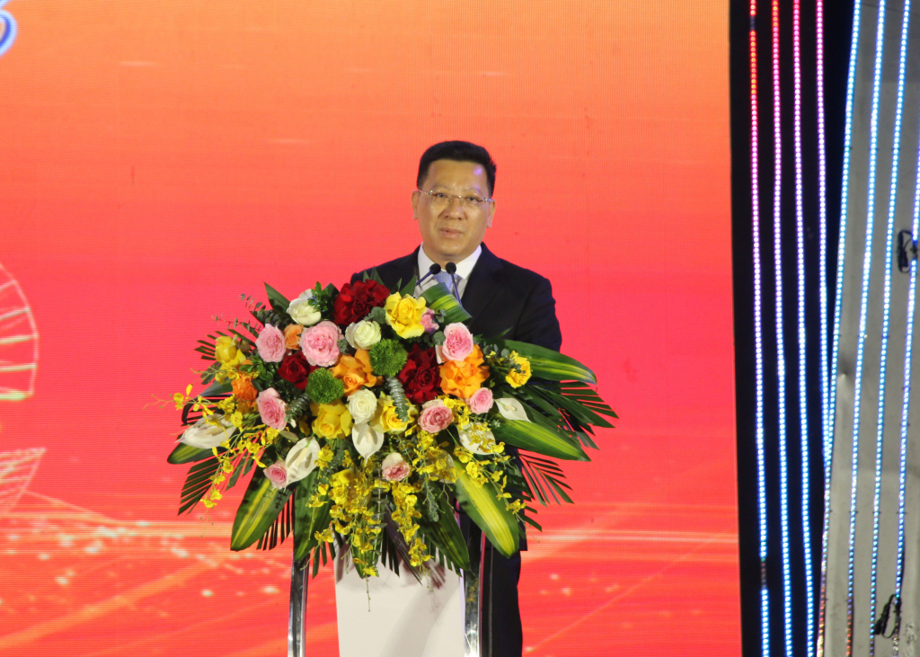 Đồng chí Nguyễn Việt Dũng, Giám đốc Sở Văn hóa, Thể thao và Du lịch tỉnh Quảng Ninh phát biểu chào mừng khai mạc Liên hoan.