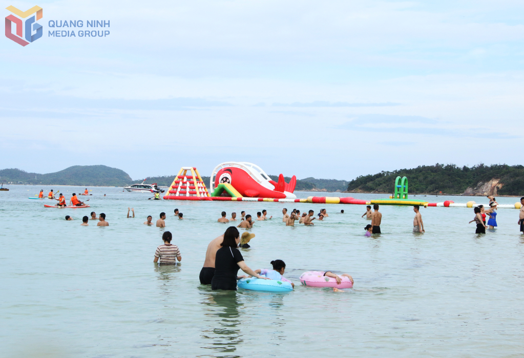 Du khách vui chơi trên biển Cô Tô mùa hè năm 2025.