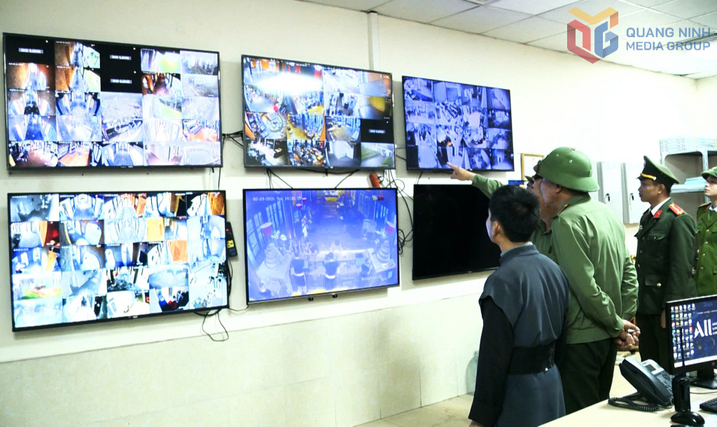 Lực lượng chức năng theo dõi hệ thống camera giám sát để kịp thời phát hiện, xử lý các tình huống phát sinh, bảo đảm an ninh, an toàn trong suốt thời gian diễn ra lễ hội Xuân Yên Tử. Ảnh: Minh Đức