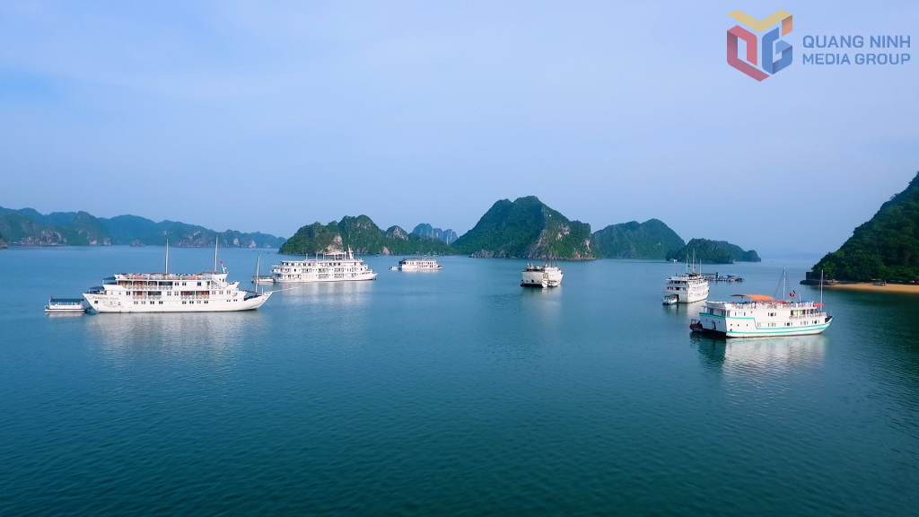 VỊNH HẠ LONG: KỲ QUAN THI&Ecirc;N NHI&Ecirc;N CỦA THẾ GIỚI