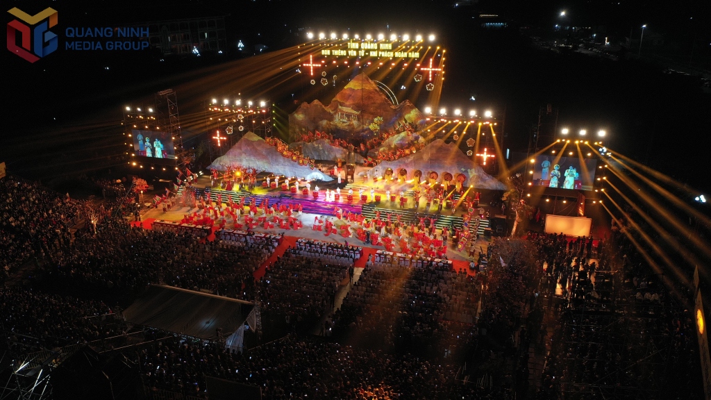 Chương trình nghệ thuật đặc biệt “Non thiêng Yên Tử - Khí phách ngàn năm” quy mô 10.000 người tham dự. Ảnh: Thanh Tùng