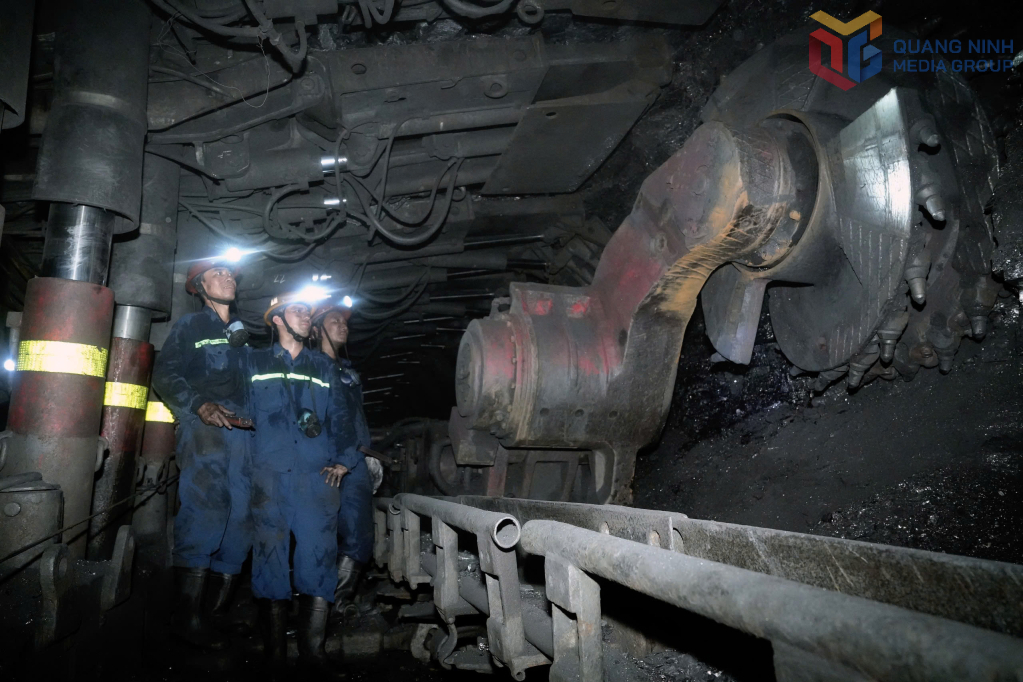 Khai thác than trong hầm lò của Công ty Than Vàng Danh.