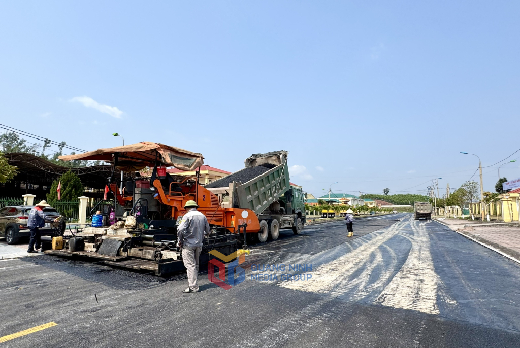 Nhà thầu thi công xây dựng chỉnh trang hạ tầng khu tái định cư Đoàn Kết (đặc khu Vân Đồn). Ảnh: Mạnh Trường