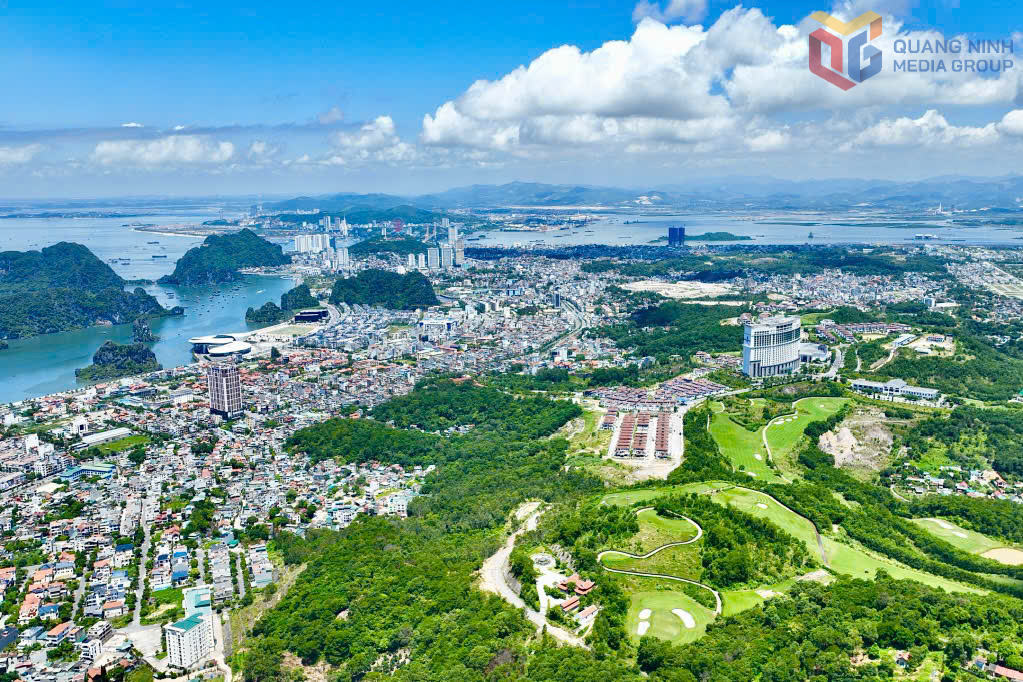 Một góc đô thị của Quảng Ninh nhìn từ trên cao.