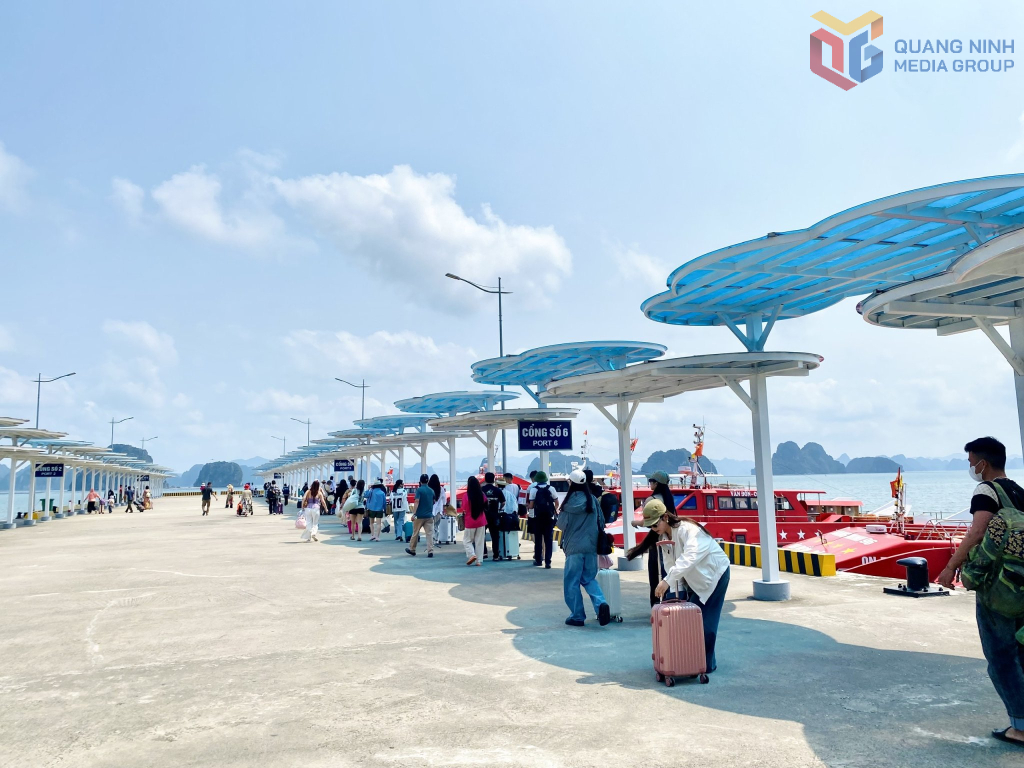 Du khách tấp nập đi các tuyến đảo từ Bến cảng cao cấp Ao Tiên.