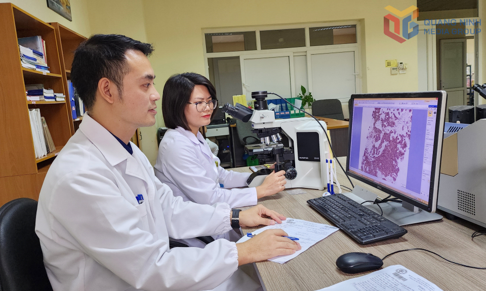 Bác sĩ Bệnh viện Việt Nam - Thụy Điển Uông Bí thực hiện phân tích tiêu bản mô bệnh học trên hệ thống hiển vi và phần mềm hỗ trợ.