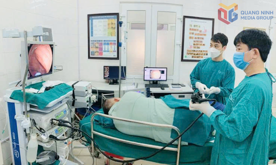 Các y, bác sĩ khoa Nội tiêu hóa, Bệnh viện Bãi Cháy, thực hiện nội soi tiêu hóa cho người bệnh.