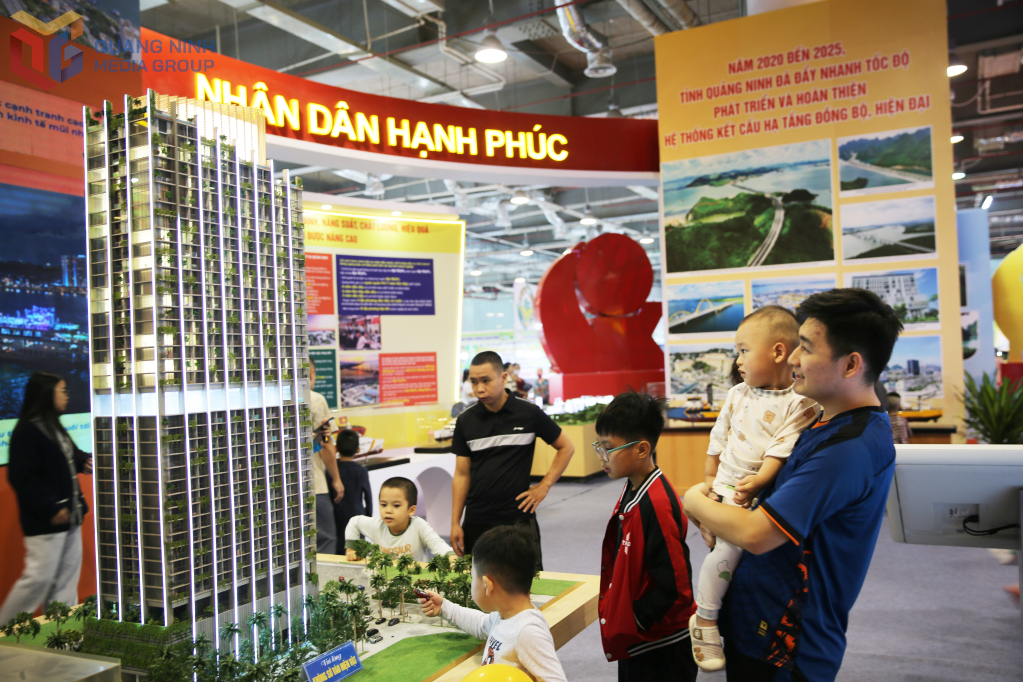 Khu vực không gian triển lãm trưng bày thành tựu kinh tế - xã hội, trang trí khánh tiết kỷ niệm ngày thành lập tỉnh Quảng Ninh 30/10/2025 cũng thu hút đông đảo người dân tới tìm hiểu.