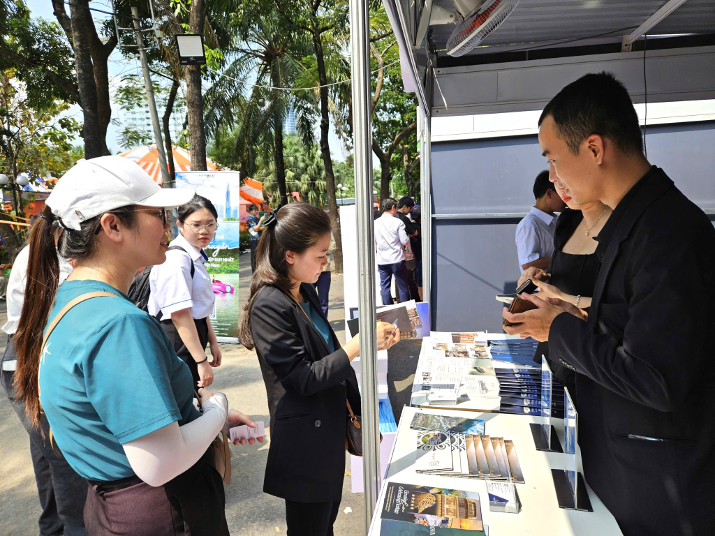 Du kh&aacute;ch t&igrave;m hiểu th&ocirc;ng tin du lịch tại gian h&agrave;ng của tỉnh Quảng Ninh.