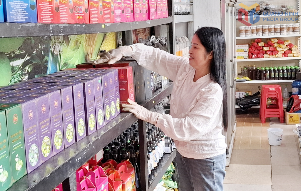 Bà Nguyễn Thúy Hà, Giám đốc HTX Nông, lâm, ngư nghiệp Việt Hưng (phường Hoành Bồ) kiểm tra sản phẩm của HTX trưng bày tại điểm giới thiệu sản phẩm OCOP tại chợ Hạ Long 1 (phường Hồng Gai).