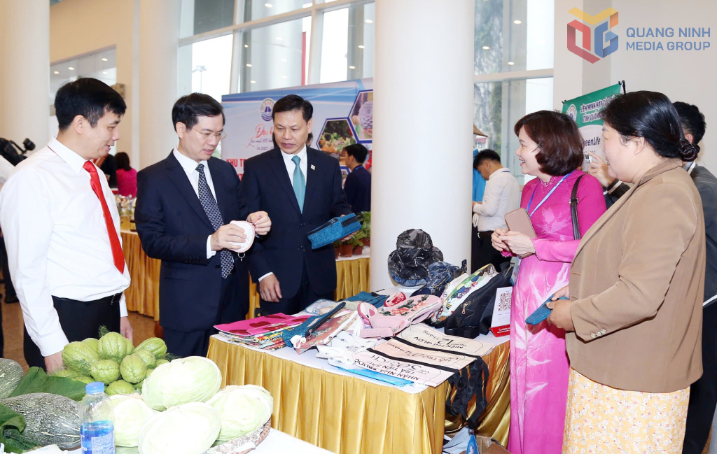 Đồng chí Vũ Quyết Tiến, Phó Bí thư Tỉnh ủy, Chủ tịch Ủy ban MTTQ tỉnh thăm các gian trưng bày sản phẩm của các HTX tại Đại hội Liên minh HTX tỉnh Quảng Ninh lần thứ VII, nhiệm kỳ 2026-2031.