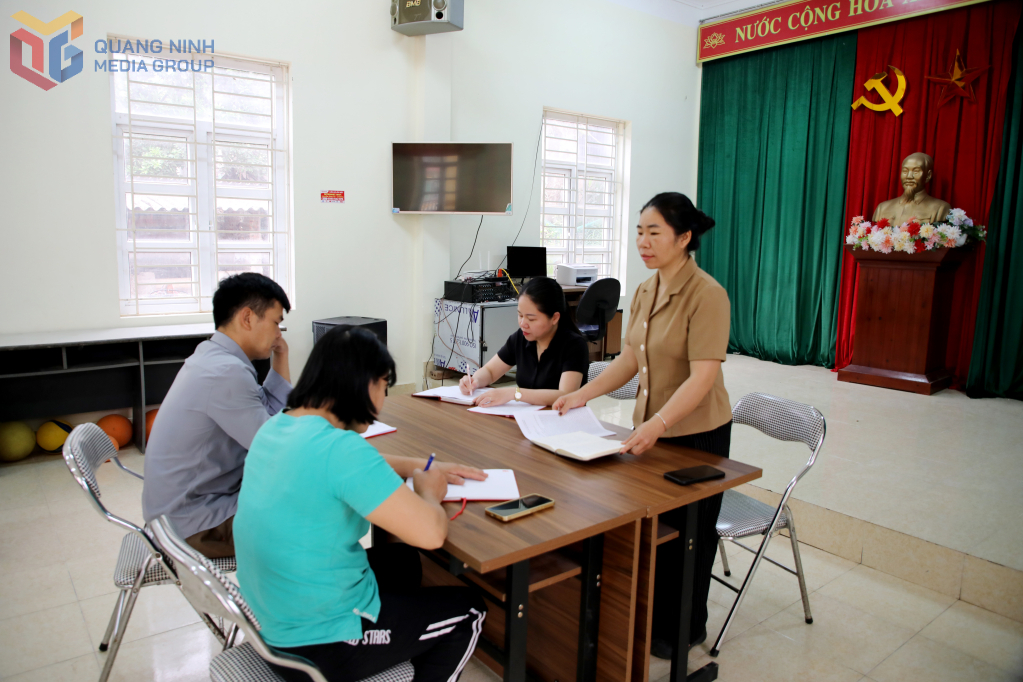 Đồng chí Lô Thị Hoài, Bí thư Chi bộ, Trưởng thôn Đồng Cầm chủ trì họp chi ủy để triển khai công việc thời gian tới của chi bộ thôn.