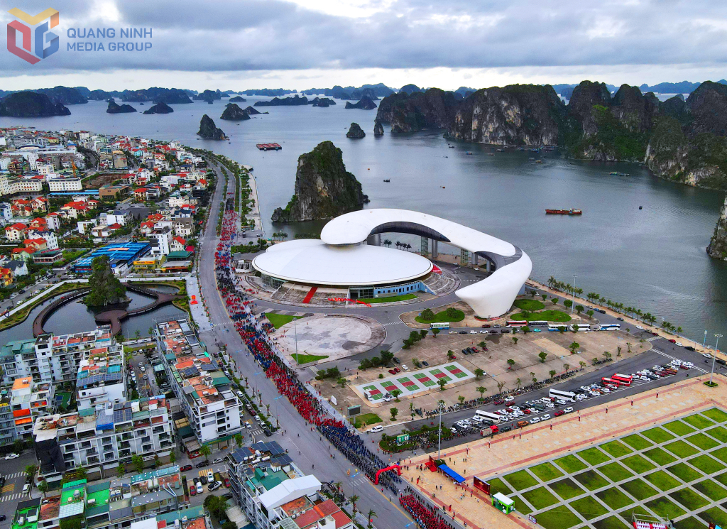 Một góc đô thị Quảng Ninh nhìn từ trên cao. 