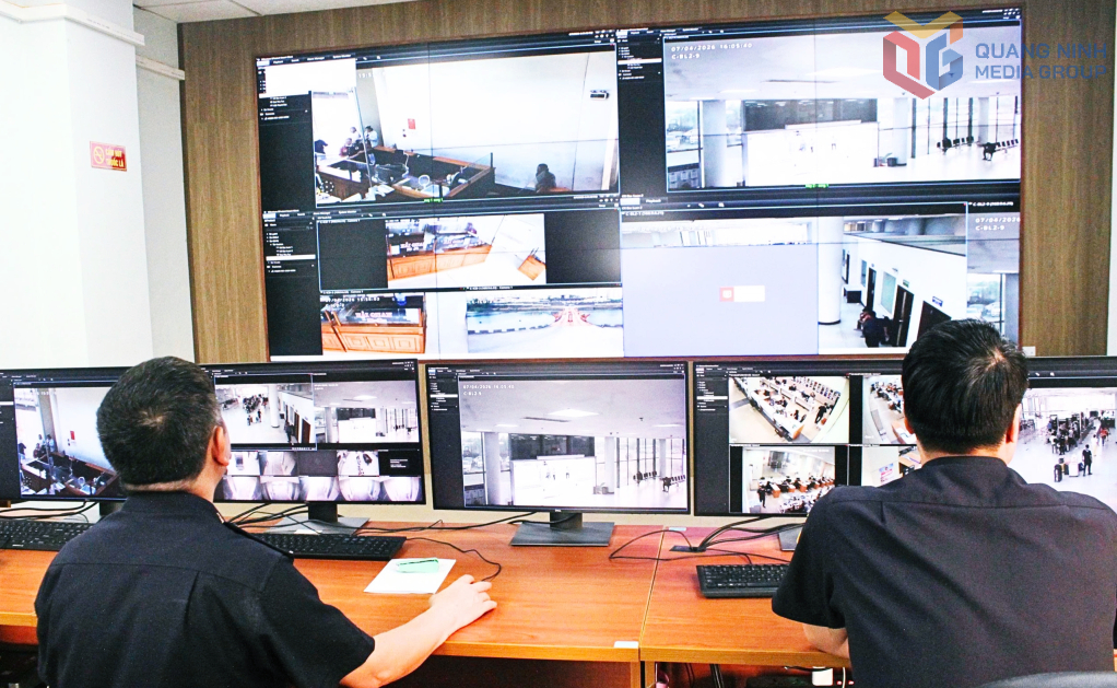 Cán bộ Hải quan giám sát hoạt động XNK, xuất nhập cảnh qua cửa khẩu quốc tế Móng Cái