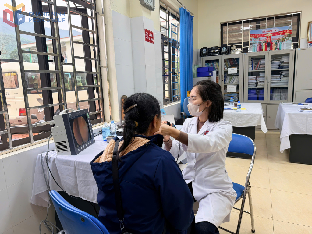 Bác sĩ Bệnh viện Đa khoa tỉnh khám sức khoẻ cho người dân xã Quảng La.