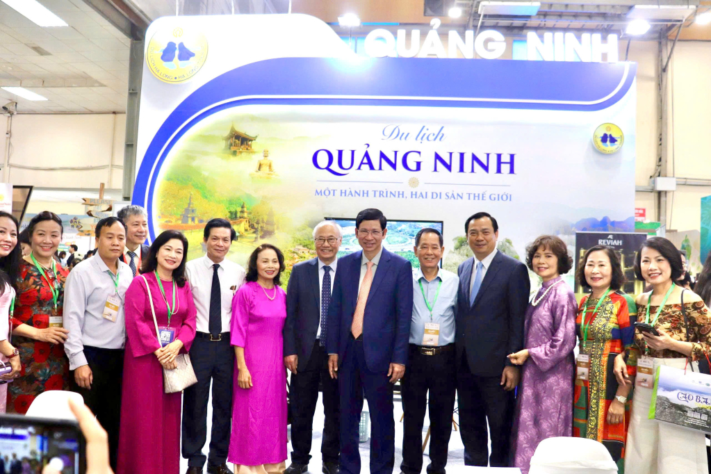 Lãnh đạo Bộ Văn hóa, Thể thao và Du lịch, Cục Du lịch quốc gia Việt Nam tham quan và chụp hình lưu niệm tại gian hàng của Quảng Ninh.