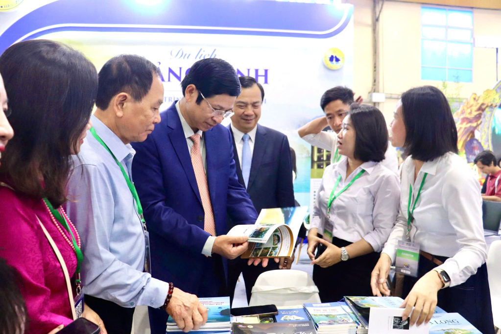 Các đại biểu tìm hiểu sản phẩm du lịch của Quảng Ninh.