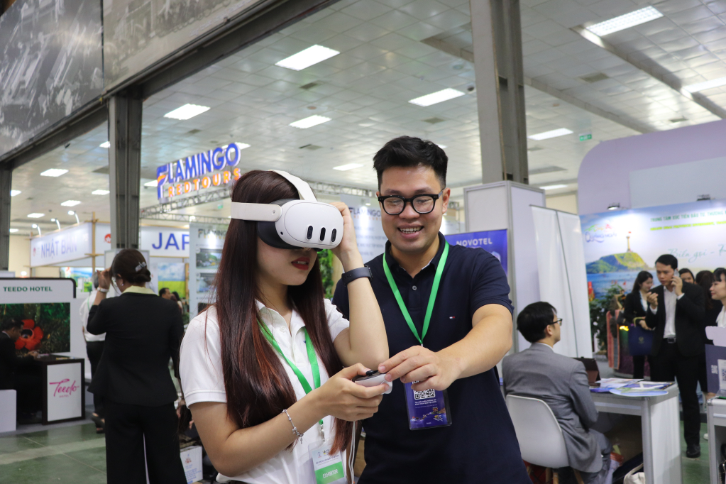 Trải nghiệm VR 360 thu hút sự quan tâm của nhiều bạn trẻ. 