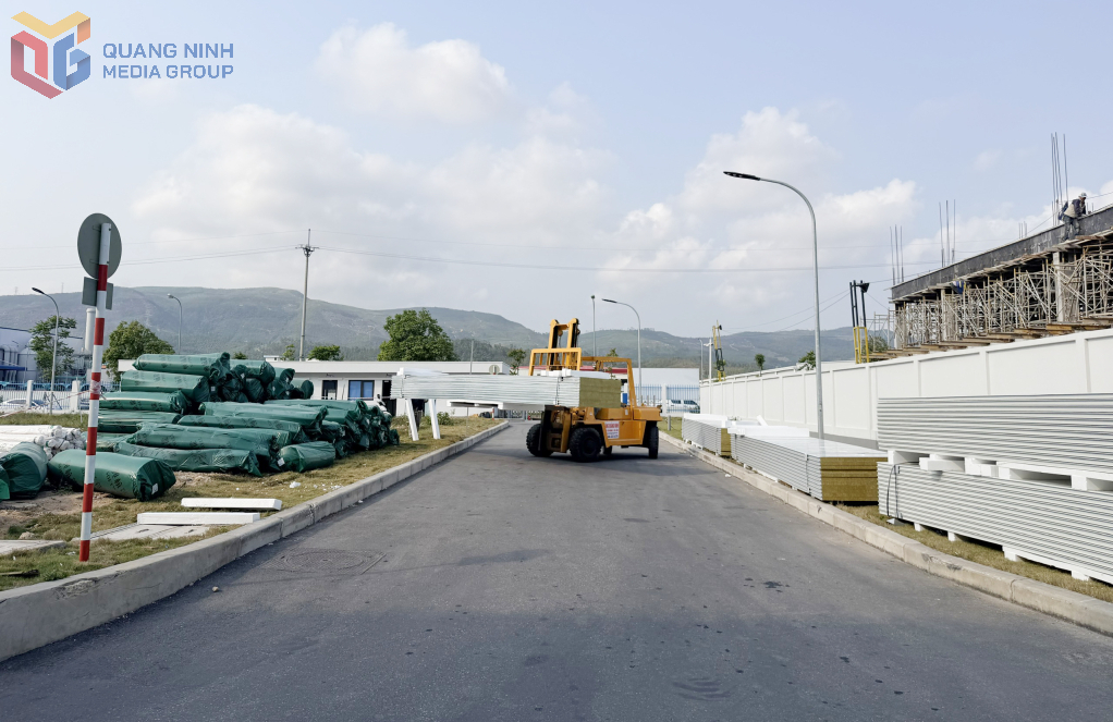 Xe nâng của Công ty TNHH Đầu tư và phát triển Đức Trung thực hiện nâng hạ vật liệu tại KCN Đông Mai.