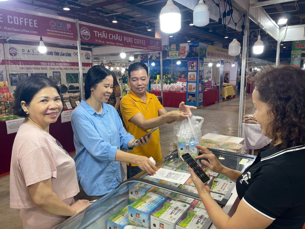 Người dân tới mua sắm tại Hội chợ OCOP Quảng Ninh - Hè 2026.