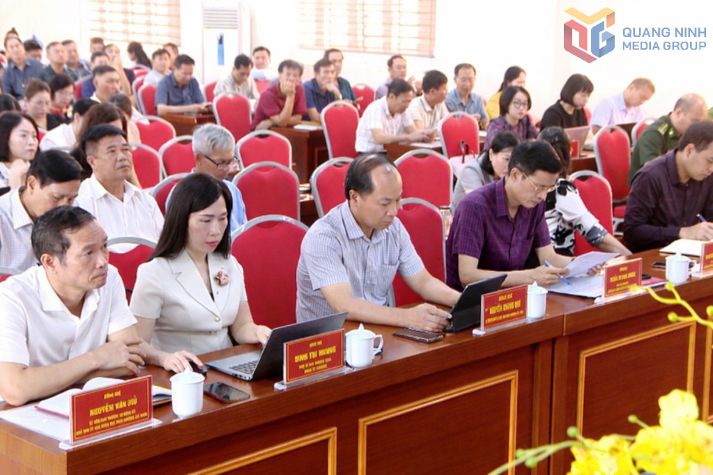 Các cán bộ, đảng viên phường Bãi Cháy nghe quán triệt Nghị quyết và Chương trình hành động thực hiện Nghị quyết Đại hội đại biểu Đảng bộ tỉnh Quảng Ninh lần thứ XVI qua truyền hình trực tuyến. Ảnh: Thu Chung