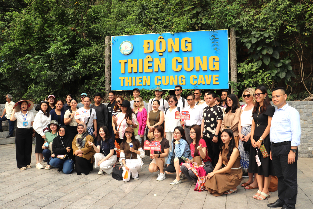 Đoàn chụp hình lưu niệm tại động Thiên Cung. 