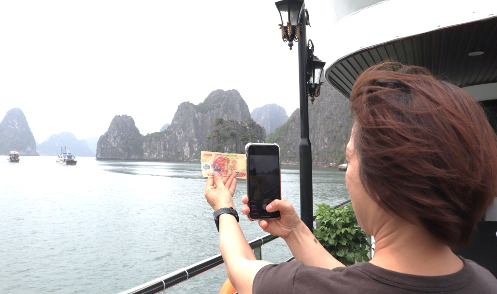 Các nhà báo thích thú khi được đến thăm hòn Đỉnh Hương, hình ảnh được in trên tờ tiền 200.000 đồng.