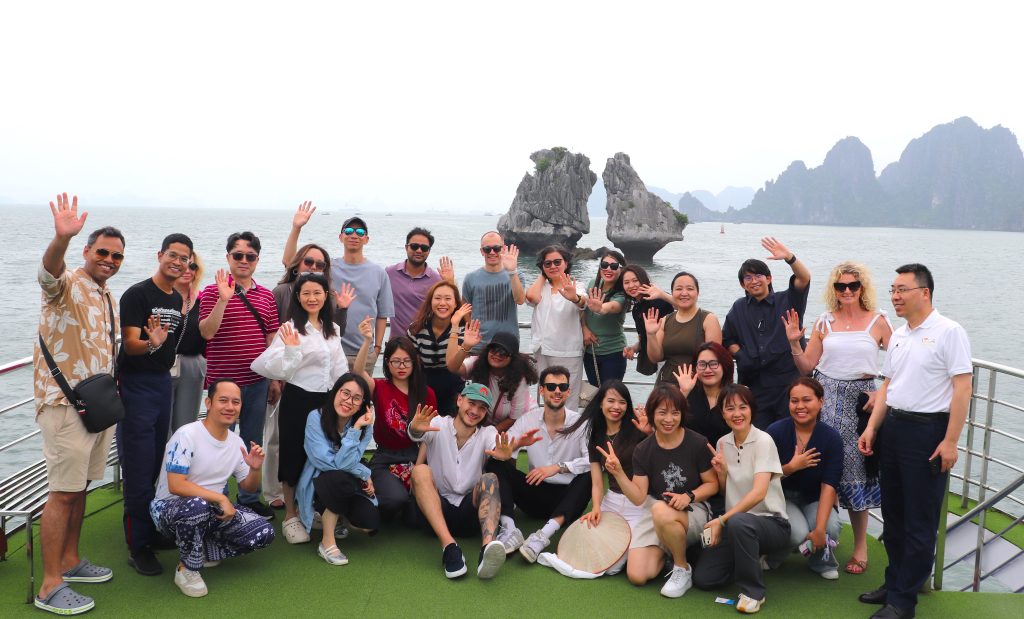 Đoàn chụp hình lưu niệm tại hòn Gà Chọi. 